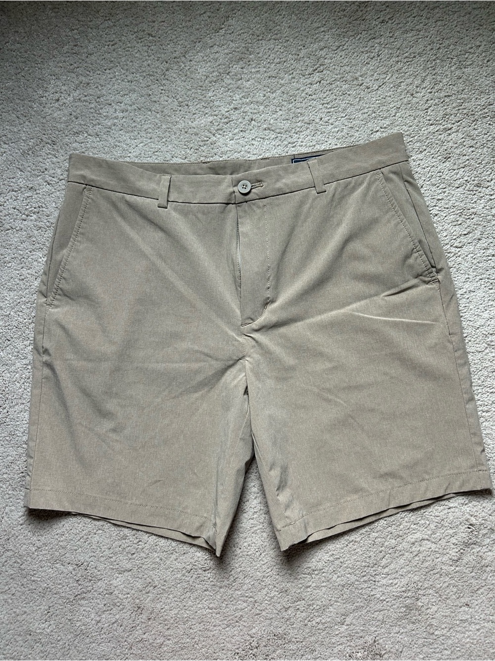 Vineyard Vines Men's Flat-Front Shorts in Light Tan Sz. 35